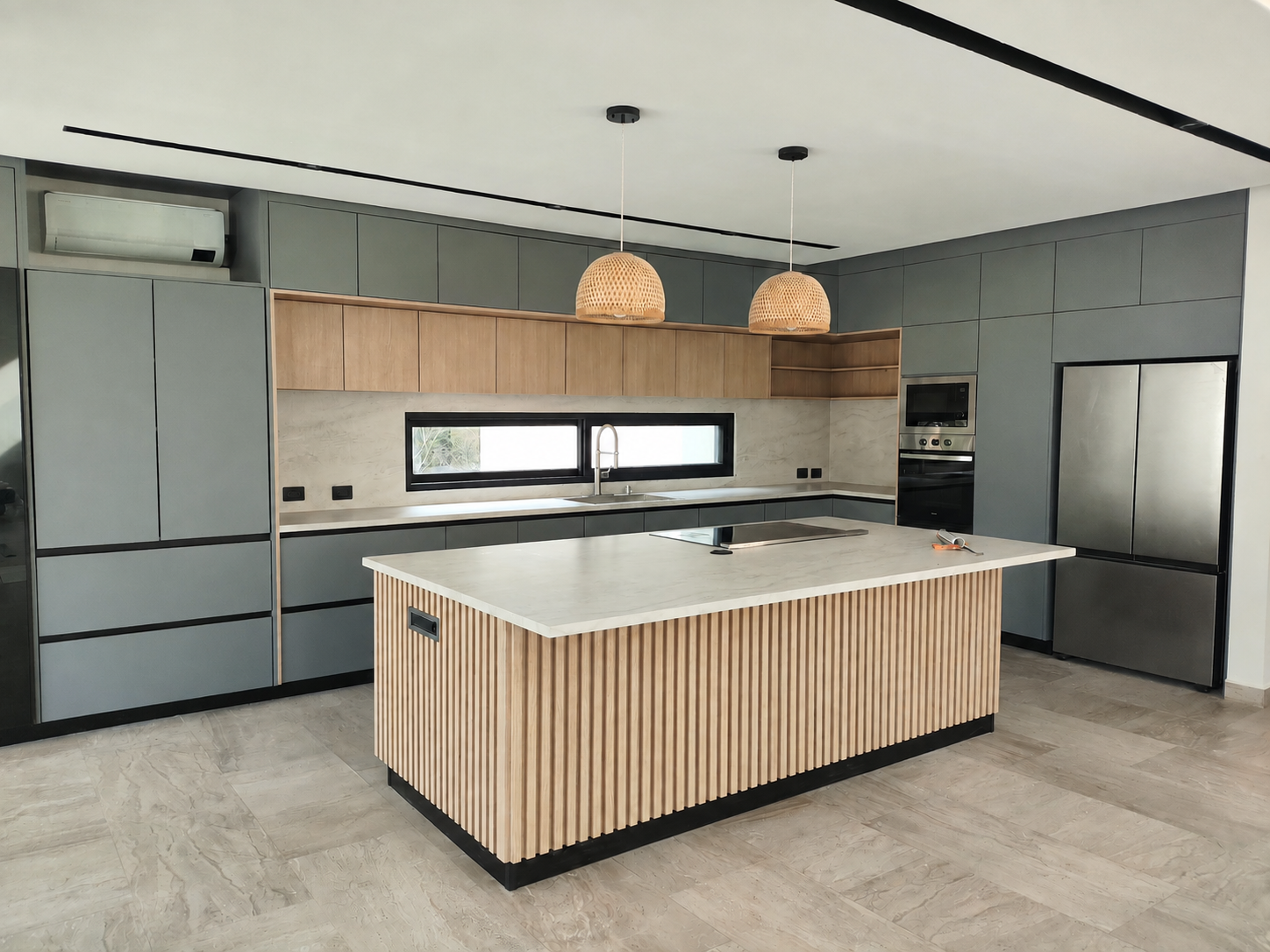 Cocina Novecci gris con isla de madera natural