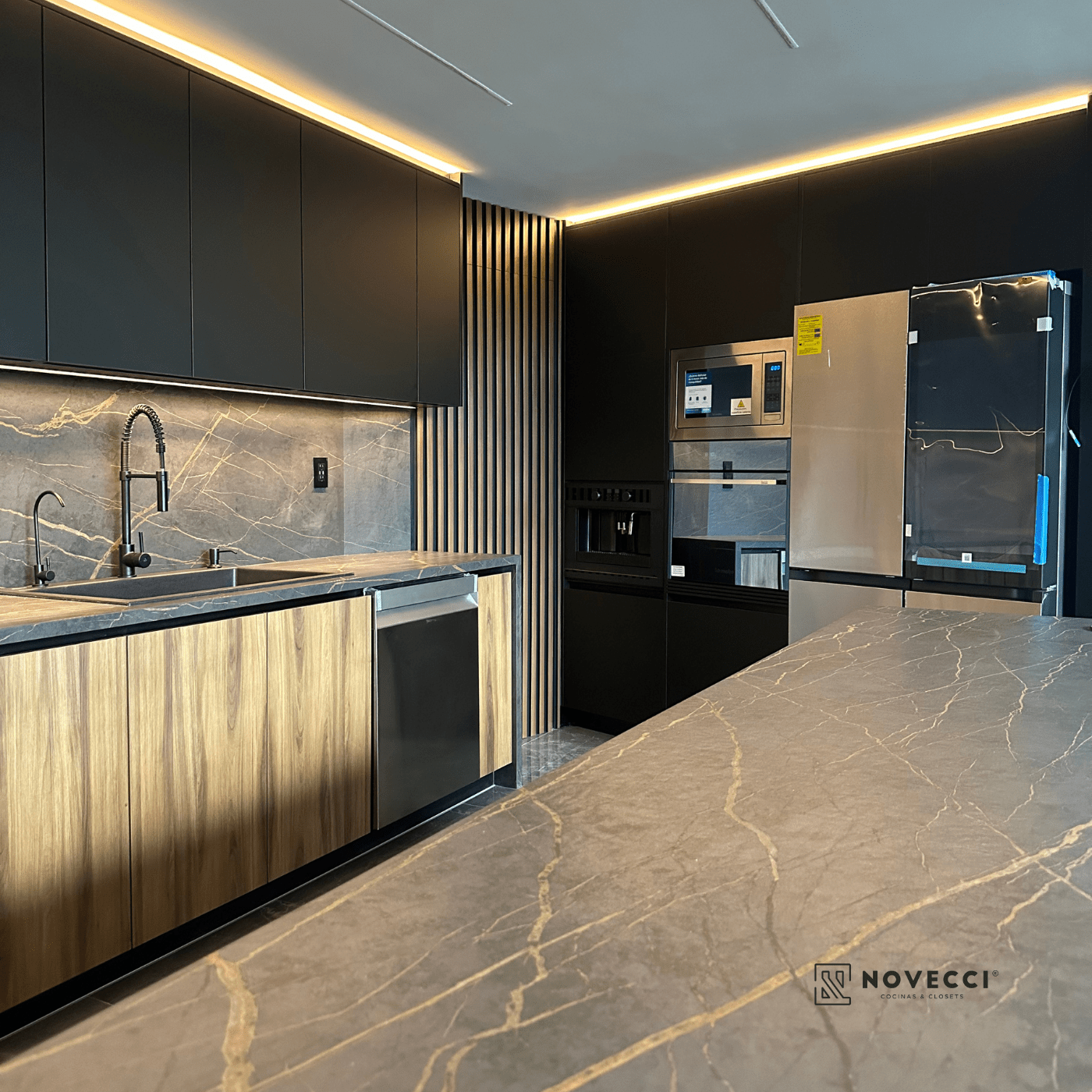 Cocina Novecci con acabado negro y cubierta Dekton Laurent