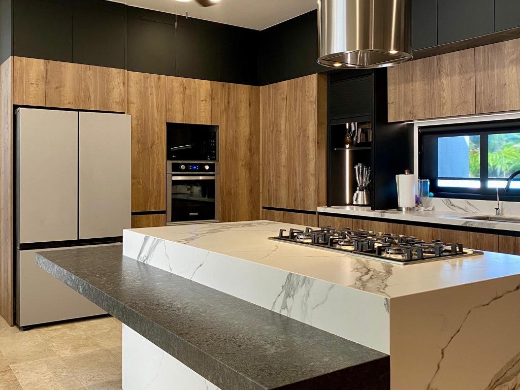 Cocina Novecci en madera y cubierta clara